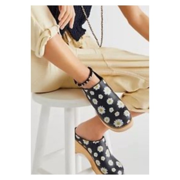 FREE PEOPLE Black Daisy Print Conversational Clog Shoe Size 38.5 NEW - Picture 5 of 8